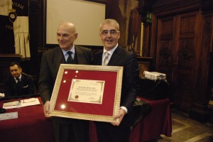 Chiusura celebrazioni ricciane_sindaco consegna targa di ringraziamento al presidente Ciaffi Chiusura-celebrazioni-ricciane_sindaco-consegna-targa-di-ringraziamento-al-presidente-Ciaffi