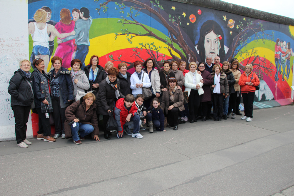 E-Gruppo davanti a graffiti disegnati sul muro di Berlino E-Gruppo-davanti-a-graffiti-disegnati-sul-muro-di-Berlino