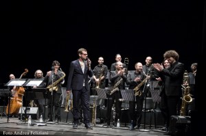 Fabrizio Bosso fa i complimenti a Massimo Morganti e ai 10 anni di attività dell'orchestra Fabrizio-Bosso-fa-i-complimenti-a-Massimo-Morganti-e-ai-10-anni-di-attività-dellorchestra-300x199
