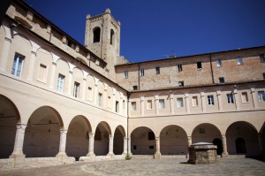 RECANATI - (Chiostro S.Agostino e Torre del Passero Solitario) RECANATI-Chiostro-S.Agostino-e-Torre-del-Passero-Solitario