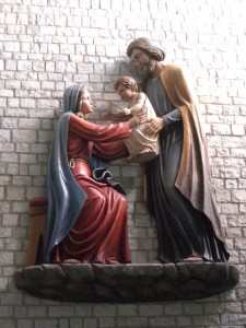 La scoperta di Castelraimondo: San Giuseppe porge il Bambino alla Madonna.