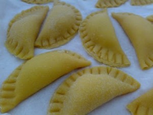 Calcioni ripieni di Caciotta di urbino e carciofi conditi con fave Calcioni-ripieni-di-Caciotta-di-urbino-e-carciofi-conditi-con-fave