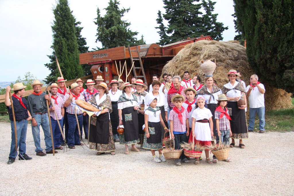 2-Gruppo di figuranti che animeranno la rievocazione storica della trebbiatura 2-Gruppo-di-figuranti-che-animeranno-la-rievocazione-storica-della-trebbiatura