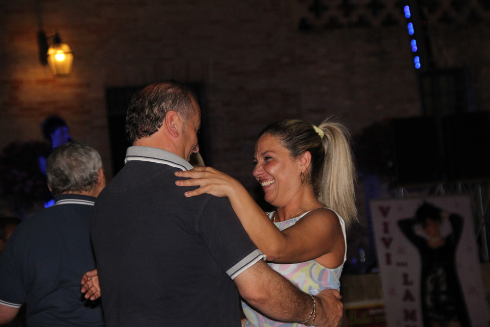 22 - La vittoria dell'Italia ha contagiato tutti compreso questa splendida bionda 22-La-vittoria-dellItalia-ha-contagiato-tutti-compreso-questa-splendida-bionda