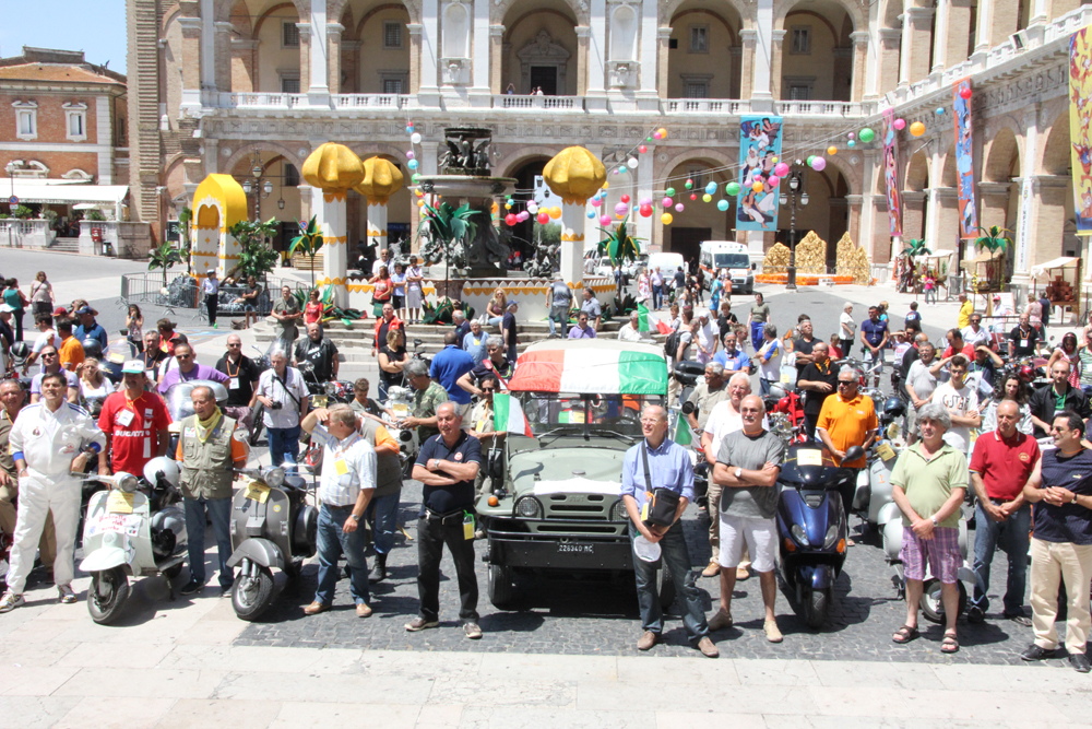 E - La carovana dei partecipanti davanti alla Santa Casa di Loreto E-La-carovana-dei-partecipanti-davanti-alla-Santa-Casa-di-Loreto