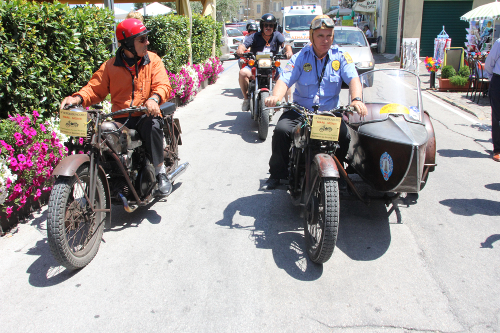 F - Un sidecars guidato da Giovanni Bistosini ed una moto anni quaranta F-Un-sidecars-guidato-da-Giovanni-Bistosini-ed-una-moto-anni-quaranta