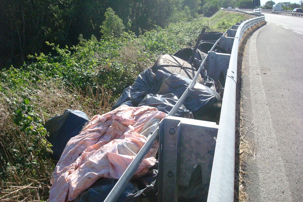 rifiuti_superstrada (2) rifiuti_superstrada-2