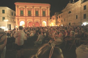 A - Una marea di folla,a Pollenza, per Lando e Dino A-Una-marea-di-follaa-Pollenza-per-Lando-e-Dino