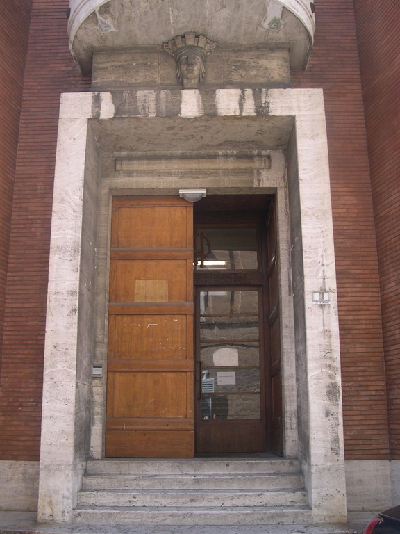 Portale e portone del Mutilato