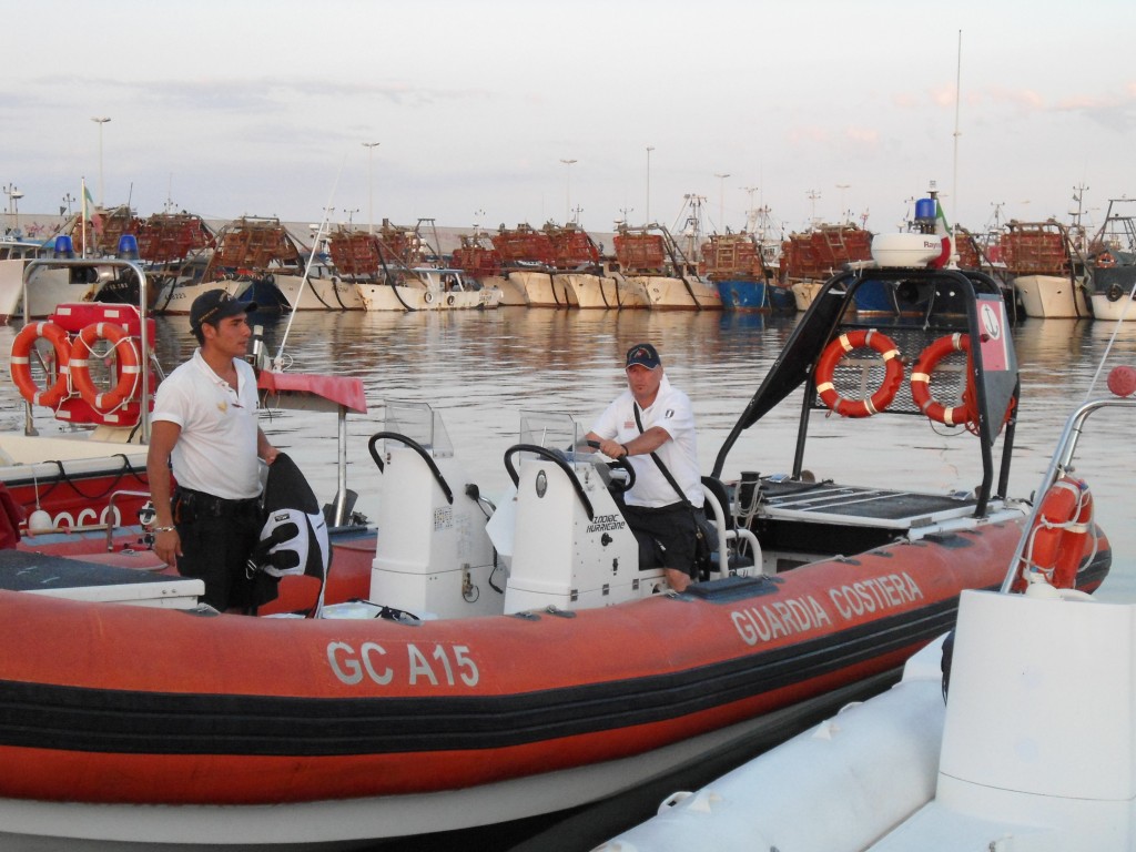 La Guardia Costiera intervenuta a Porto Recanati per salvare i due passeggeri del catamarano