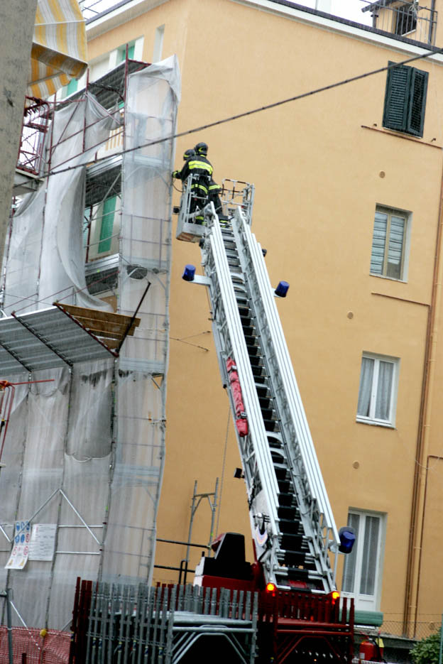 vigili fuoco via borghi impalcatura (1) vigili-fuoco-via-borghi-impalcatura-1