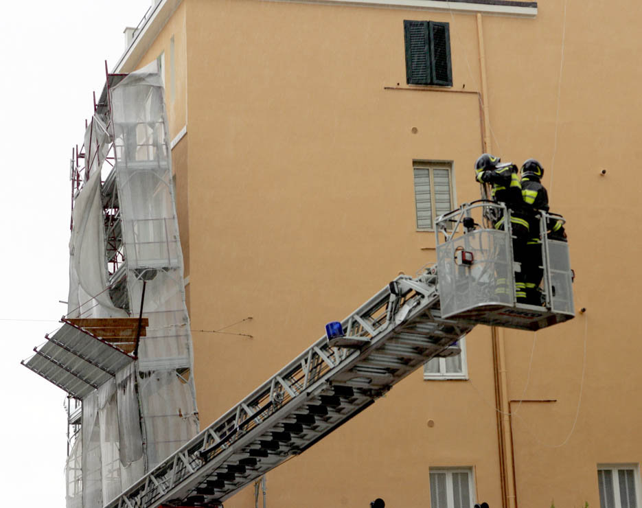 vigili fuoco via borghi impalcatura (2) vigili-fuoco-via-borghi-impalcatura-2