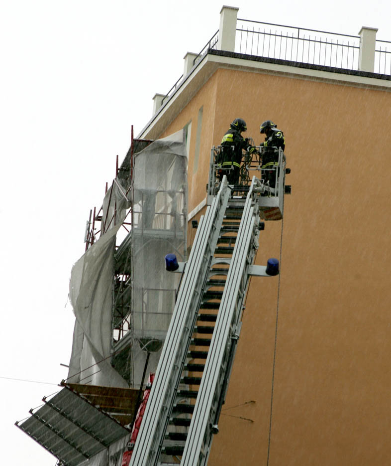 vigili fuoco via borghi impalcatura (3) vigili-fuoco-via-borghi-impalcatura-3
