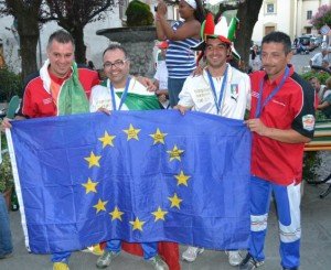 B-I-campionai-dEuropa-Bartolacci-e-Lattanzi-al-centro-mostrano-orgogliosi-la-bandiera-europea