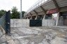 I blocchi di cemento dividono il settore cuscinetto dall'ingresso della gradinata per i locali
