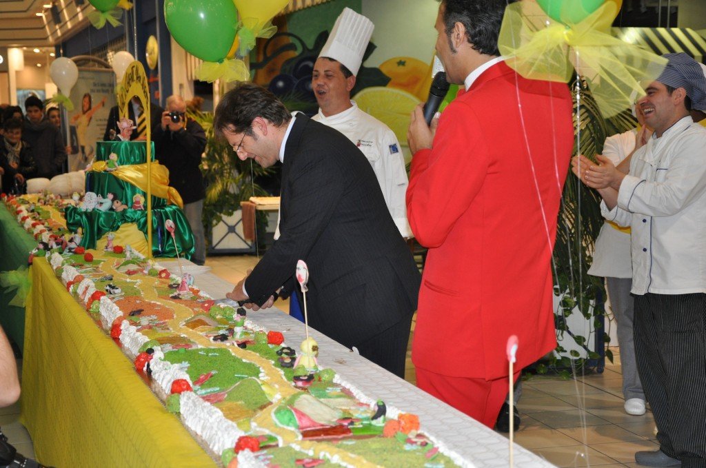 Direttore-Tittarelli-taglia-la-torta