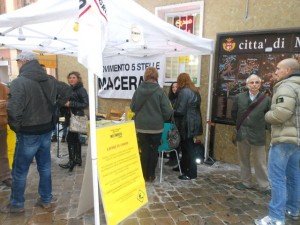 banchetto-movimento-5-stelle-macerata-5-300x225