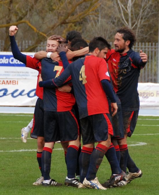 I giocatori della Civitanovese si abbracciano dopo un gol