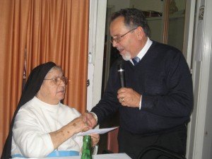 La solidarietà Suor Noemi suora indiana riceve da Pio Tacconi un piccolo pensiero La-solidarietà-Suor-Noemi-suora-indiana-riceve-da-Pio-Tacconi-un-piccolo-pensiero