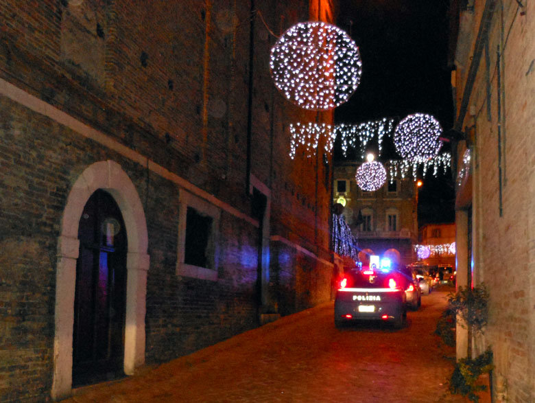 Una delle volanti utilizzate dalla polizia nel controllo di viale Leopardi
