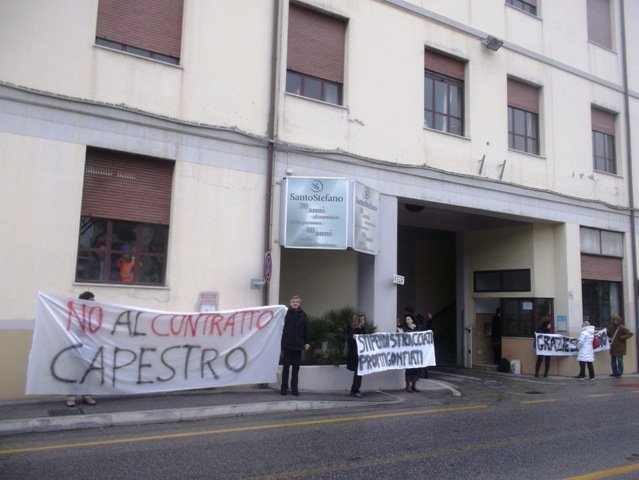 Uno degli ultimi presidi davanti all'istituto Santo Stefano