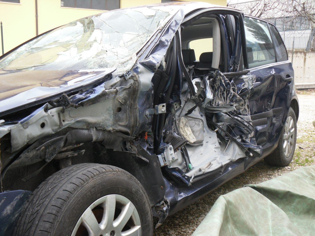 La Golf di Paoli dopo l'incidente