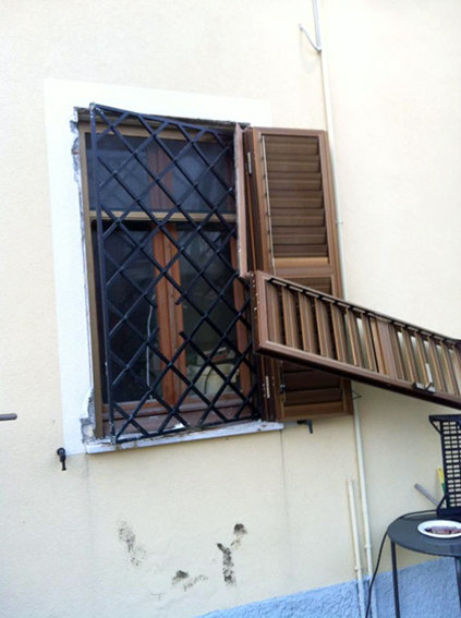 La finestra da cui sono entrati i malviventi