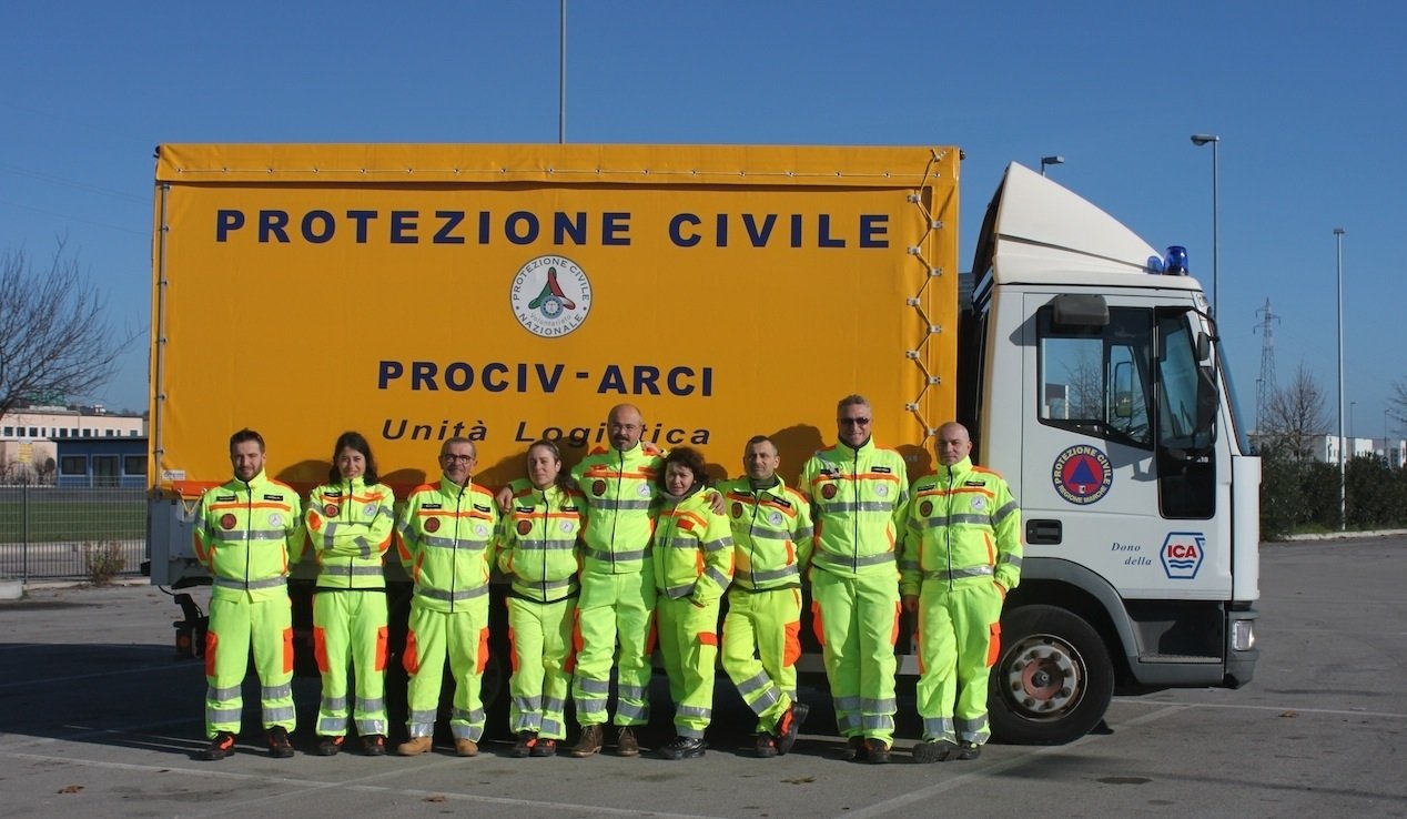 Prociv-Arci-Alcuni-membri-con-il-nuovo-autocarro