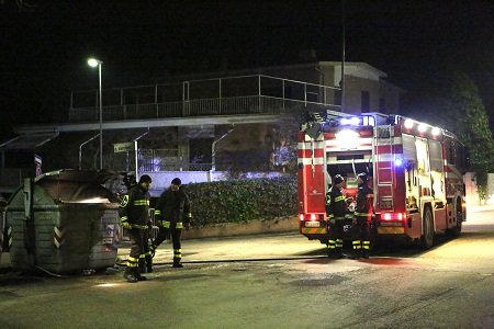Il cassonetto che ha preso fuoco - Foto di Cristian Fattinnanzi