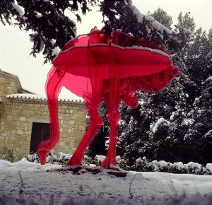 Ottobre 1975: un’improvvisa nevicata trova impreparato lo struzzo di metacrilato davanti all’ex convento di Muralto