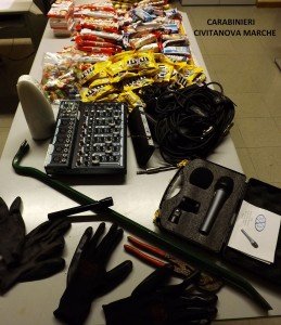 Il materiale sottratto alla bocciofila di Porto Potenza