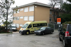 Il parcheggio della scuola di via Fratelli Cervi a Macerata