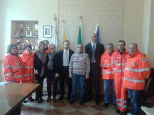 Il sindaco con i responsabili locali delle filiali Unicredit e con i volontari della Croce Verde
