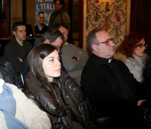 Anche qualche sacerdote tra il pubblico