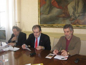 Da sinistra Daniele Maria Angelini, vicepresidente del consiglio comunale, Ivo Costamgna presidente del consiglio comunale e Angelo Ventrone docente dell'università di Macerata