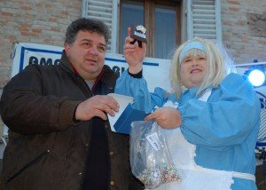 Il-parroco-di-Passo-Treia-don-Ariel-in-maqschera-viene-premiato-dal-presidente-della-Pro-Loco-Treia