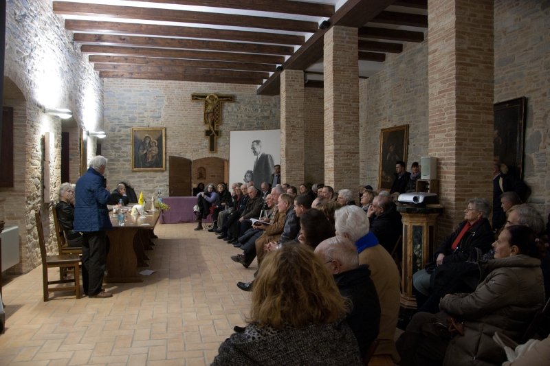 La sala strapiena del Monastero al microfono il prof. Igino Colonnelli parla dell'ing. Egidi che lo aveva ricevuto nella sua casa milanese appena un mese prima.