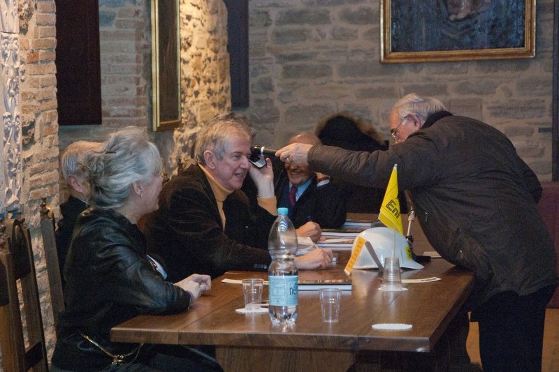 Matelica, 27 gennaio 2013. Al telefono l'ing. Egidio Egidi ricorda Mattei ai tanti presenti nella sala del monastero apiena del Monastero sa