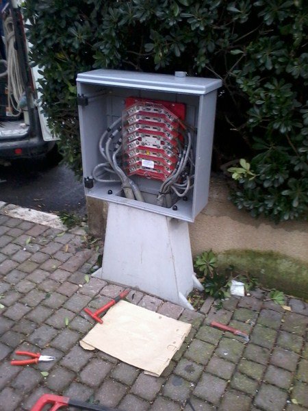 colonnina-elettricità-danneggiata-2