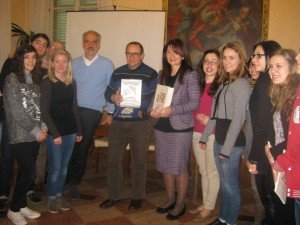 Il sindaco Tommaso Corvatta e il vice Giulio Silenzi con gli studenti dell'Istituto Leonardo Da Vinci