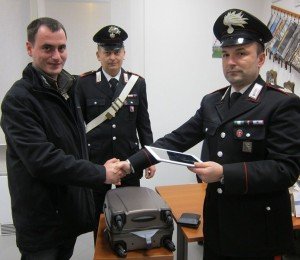 I carabinieri mentre restituiscono la refurtiva al giovane francese