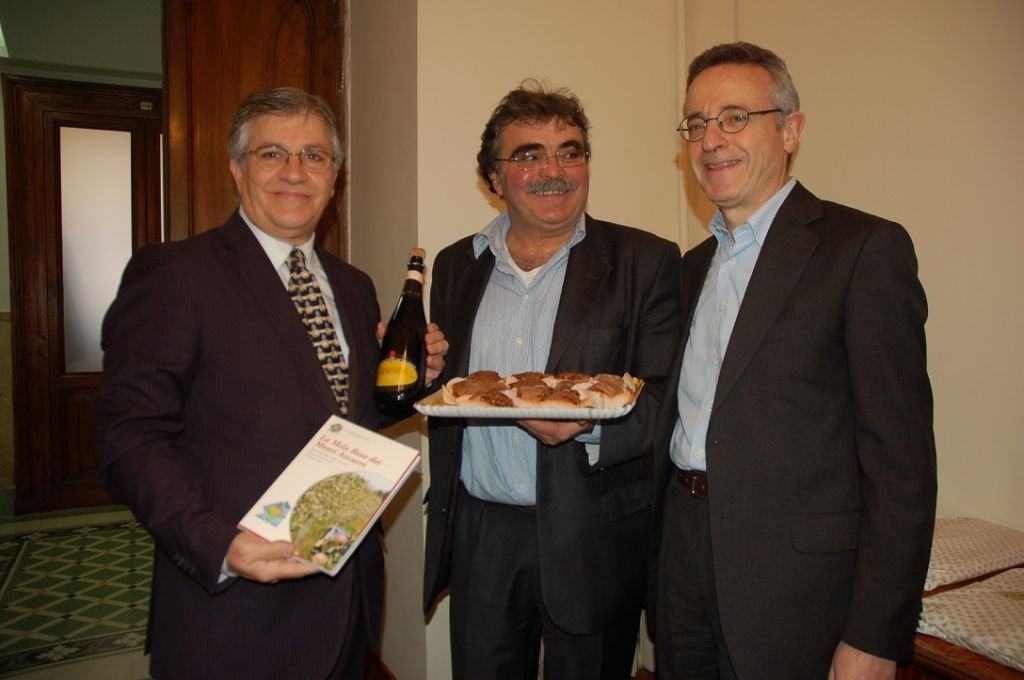 Giampiero Feliciotti (presidente Comunità Monti Azzurri), Sebastiano Grandoni dell'associazione che si occupa della promozione della "Crescia Fogliata" e il Ministro Catania