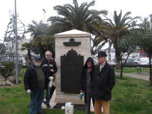 Il monumento ripulito da Giancarlo Berdini, Amedeo Regini, Anita Pantanetti e Giovanni Luciani