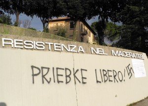 La scritta apparsa sul monumento alla Resistenza