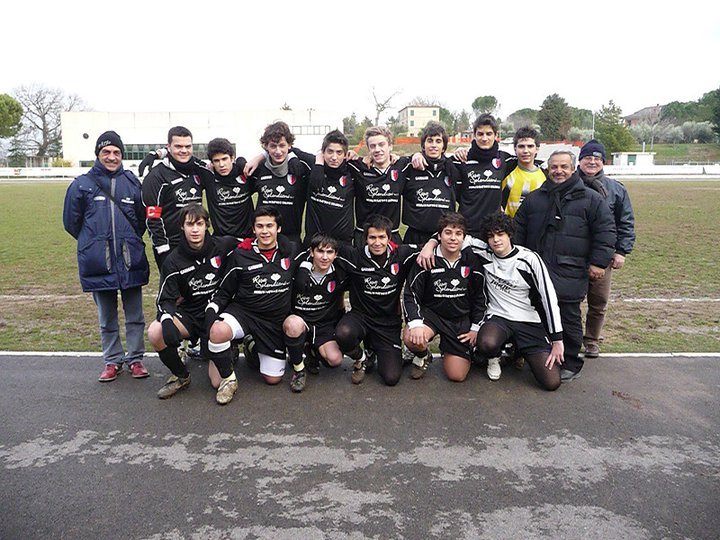 Mister Caponi con una squadra del settore giovanile della Moglianese