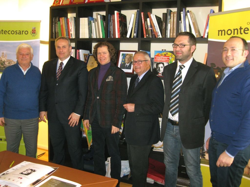 Il sindaco Stefano Cardinali e il direttore artistico Alfredo Sorichetti fra sponsor amici del concorso (da sinistra Mario Corvatta e da destra il vicesindaco Paolo Sabbatini, Marco Egidi di Banca Marche e Tonino Maurizi