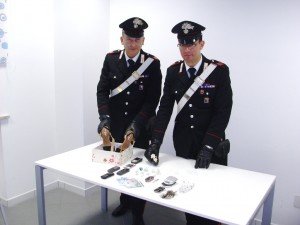Il materiale sequestrato dai carabinieri dopo il blitz a Porto Recanati