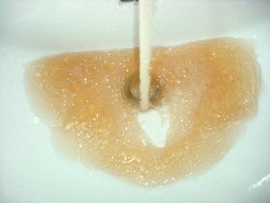 acqua-potabile-corridonia-zona-industriale-3-aprile-2013-lavandino-300x225