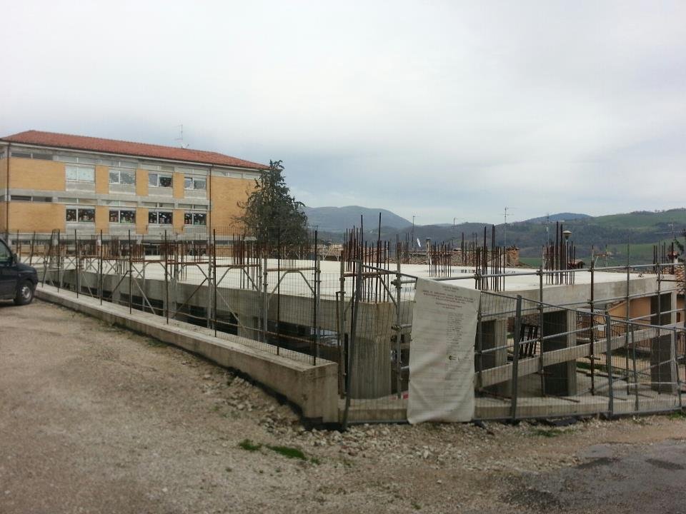 Il cantiere della nuova scuola Salvo D'Acquisto con alle spalle la sede che sarà demolita