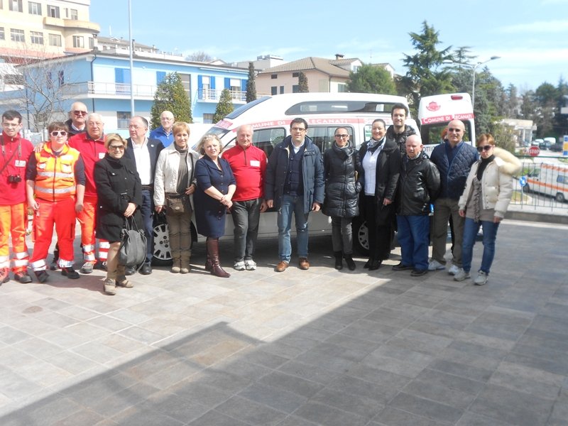 foto gruppo - inaugurazione pulmino
